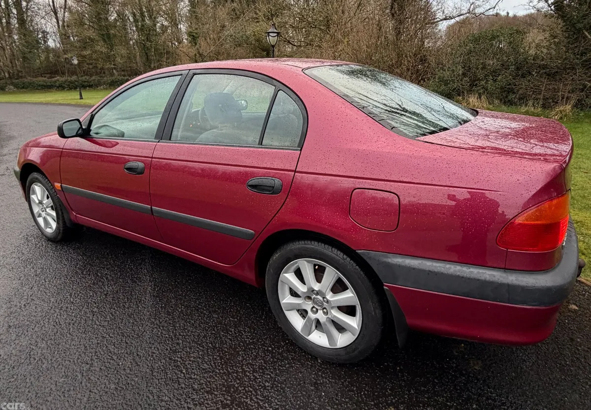Toyota Avensis Saloon, Petrol, 1999, Red