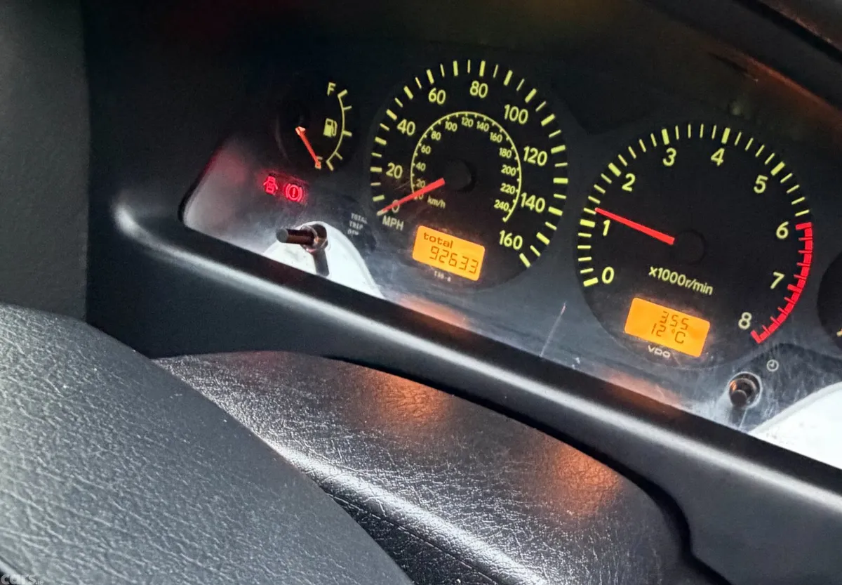Toyota Avensis Saloon, Petrol, 1999, Red