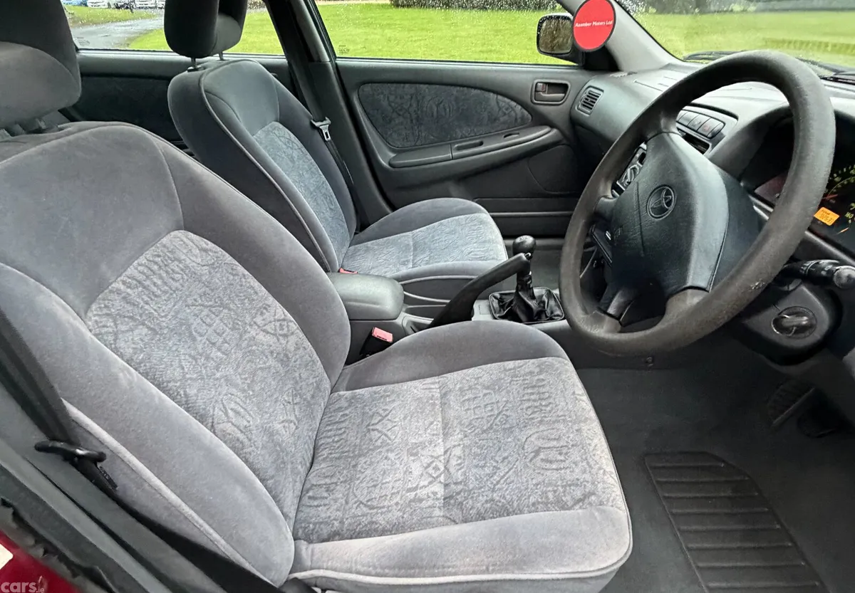 Toyota Avensis Saloon, Petrol, 1999, Red