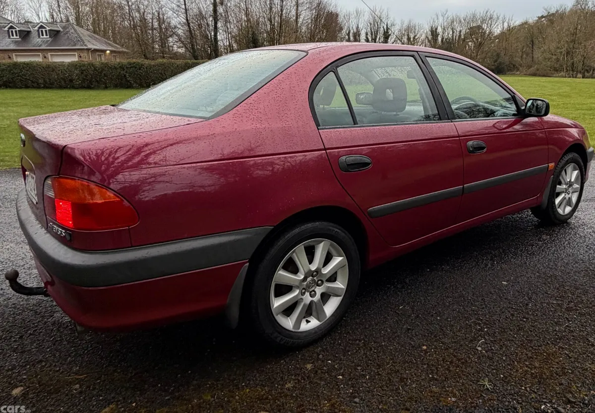 Toyota Avensis Saloon, Petrol, 1999, Red