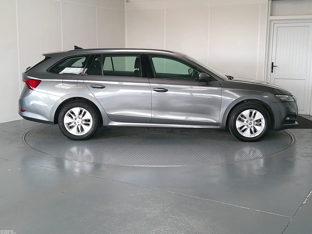 Skoda Octavia Estate, Diesel, 2023, Grey