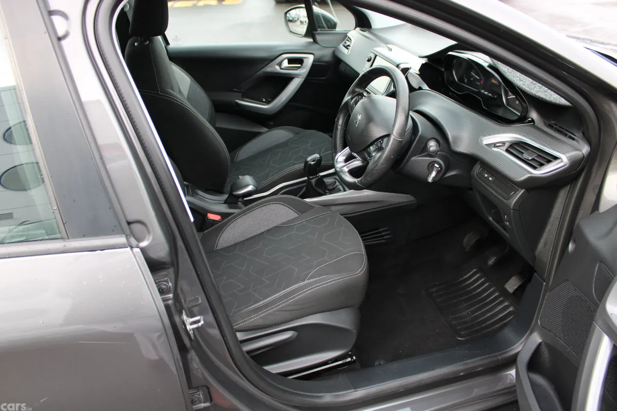 Peugeot 2008 Hatchback, Diesel, 2018, Grey