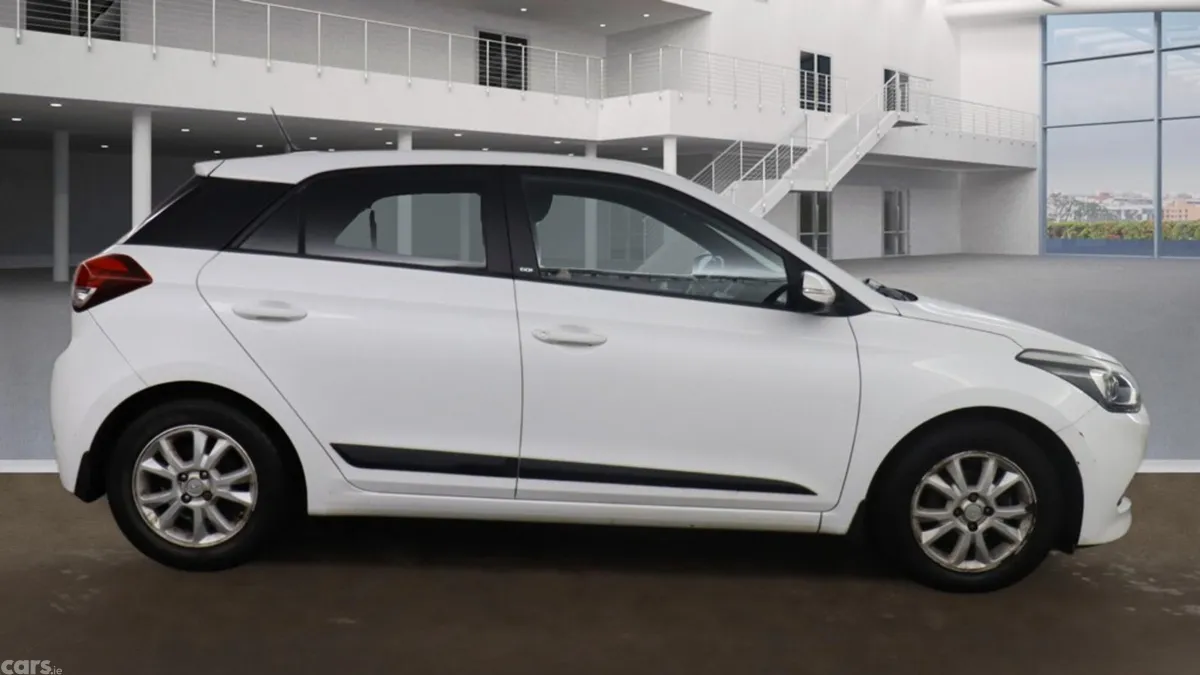 Hyundai i20 Hatchback, Petrol, 2016, White
