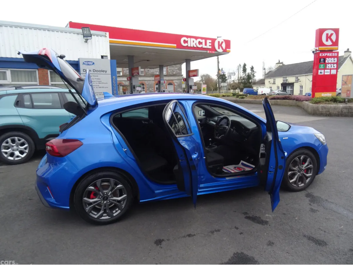 Ford Focus Hatchback, Petrol Hybrid, 2023, Blue