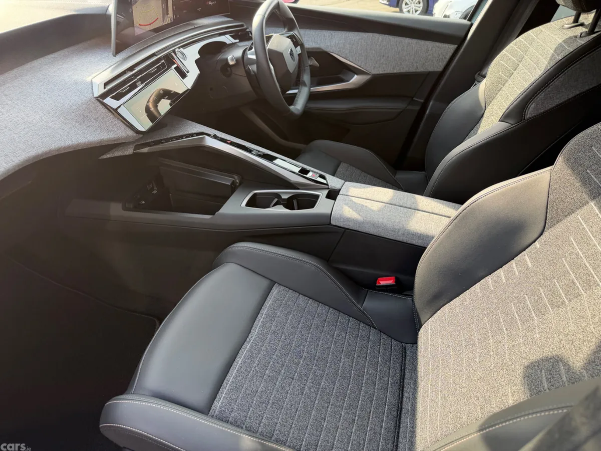 Peugeot 5008 MPV, Petrol, 2025, Blue