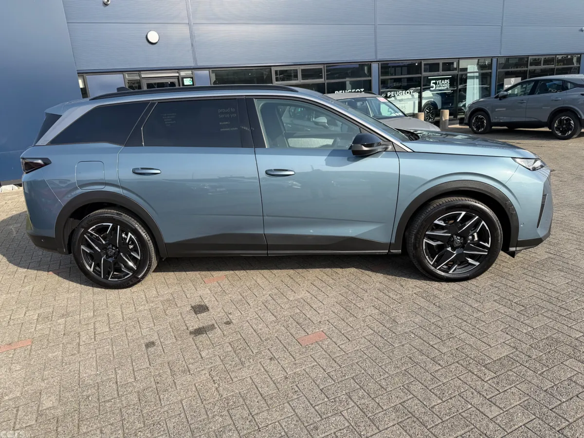 Peugeot 5008 MPV, Petrol, 2025, Blue