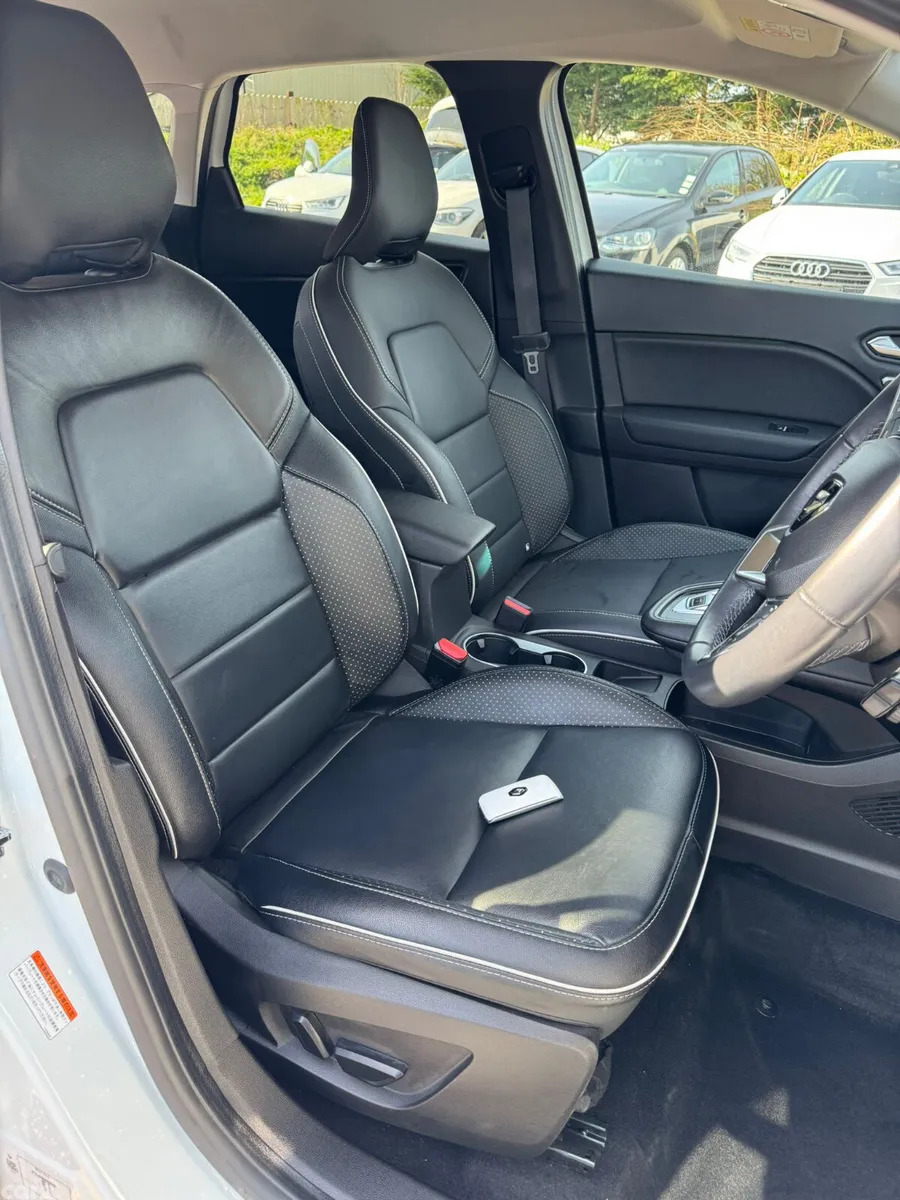 Renault Captur Hatchback, Petrol Hybrid, 2022, White