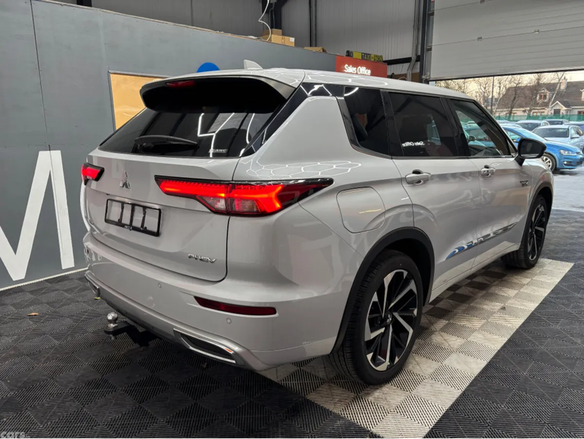 Mitsubishi Outlander MPV, Petrol Plug-in Hybrid, 2024, White