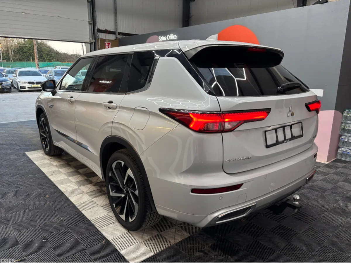 Mitsubishi Outlander MPV, Petrol Plug-in Hybrid, 2024, White