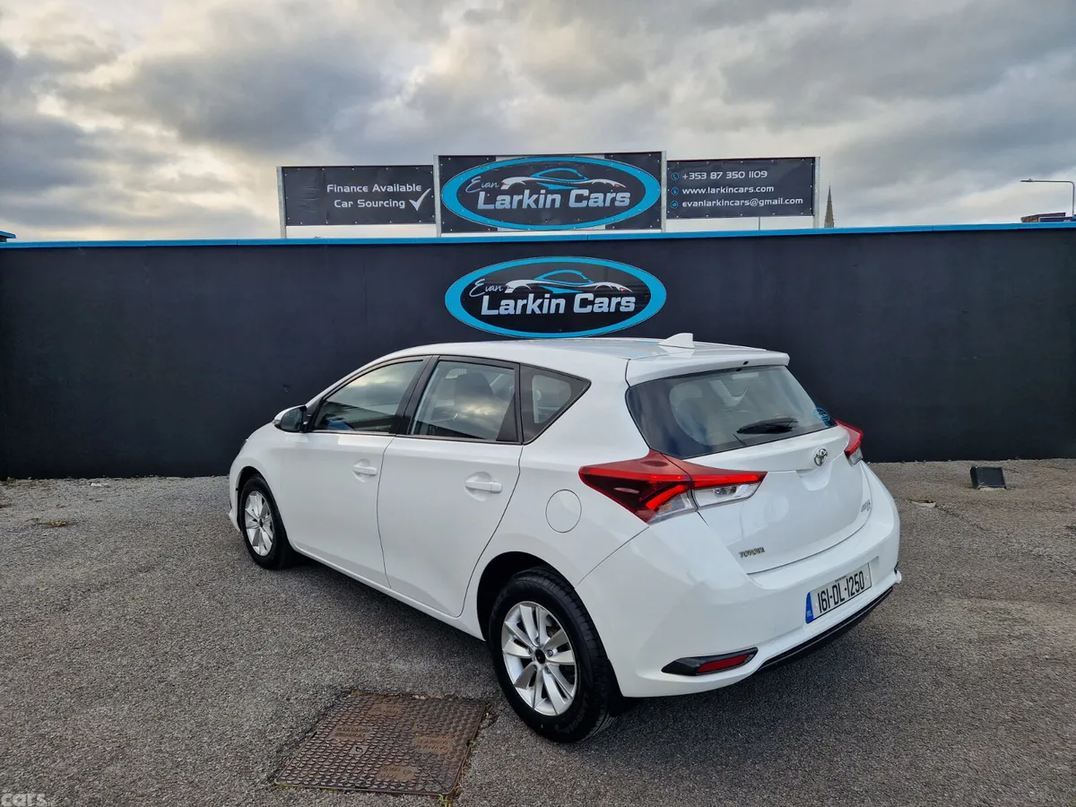 Toyota Auris MPV, Petrol, 2016, White