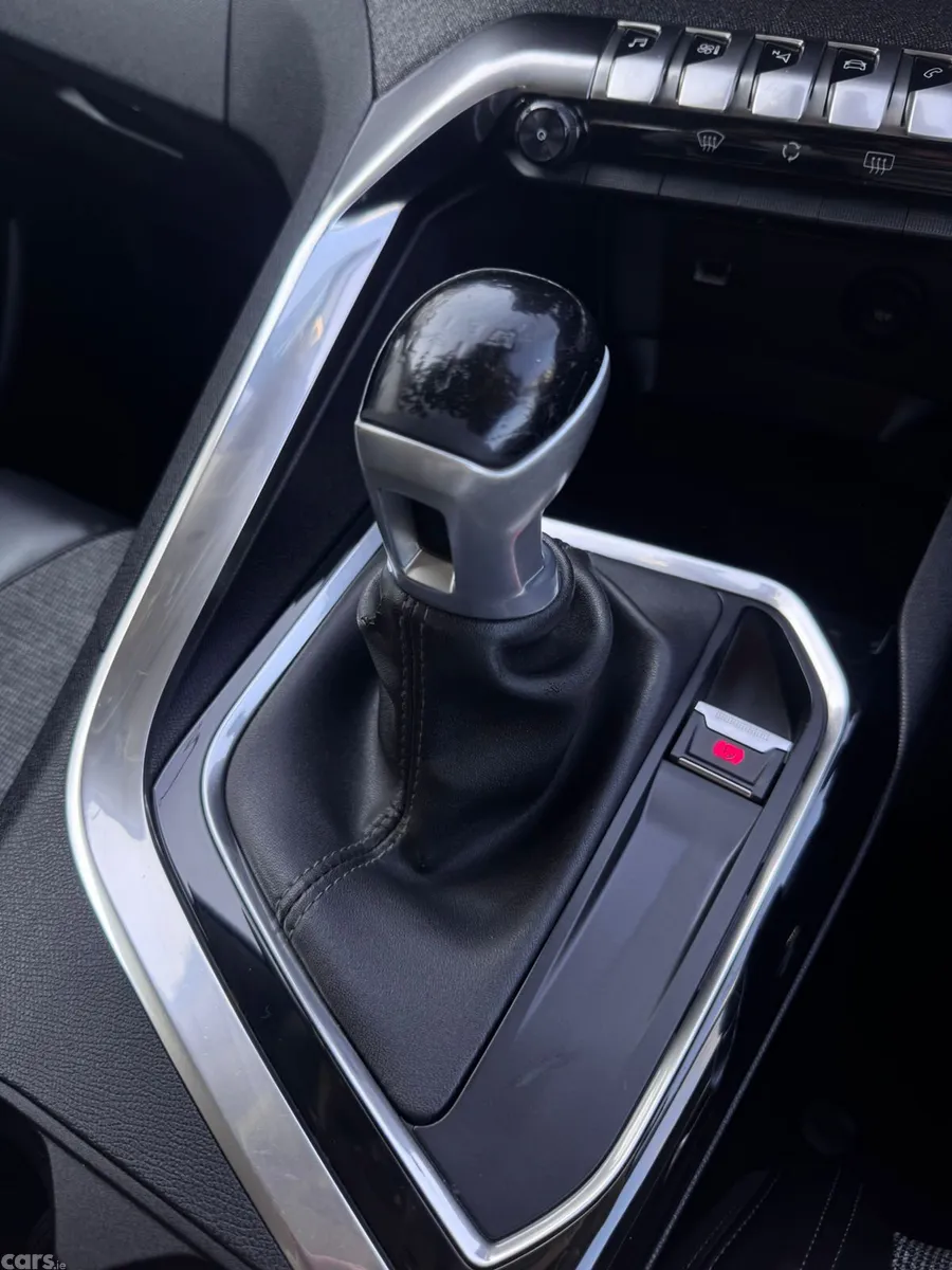 Peugeot 3008 MPV, Petrol, 2018, Grey