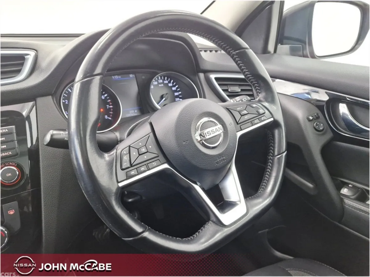 Nissan Qashqai MPV, Petrol, 2020, Red