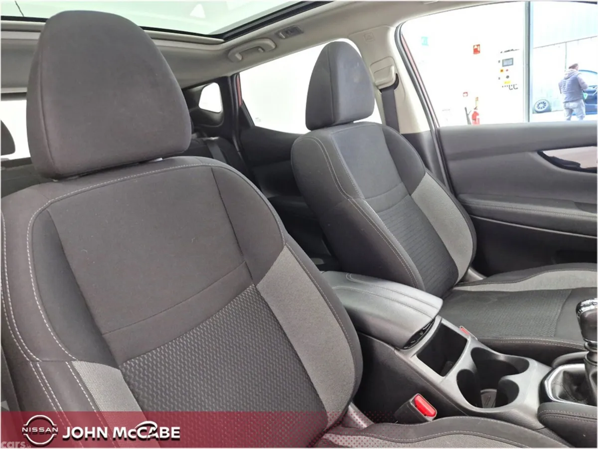 Nissan Qashqai MPV, Petrol, 2020, Red