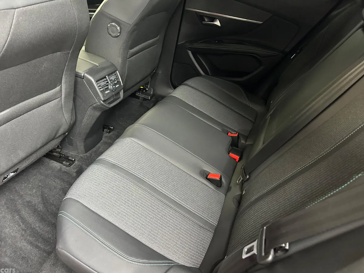 Peugeot 3008 MPV, Diesel, 2023, Red