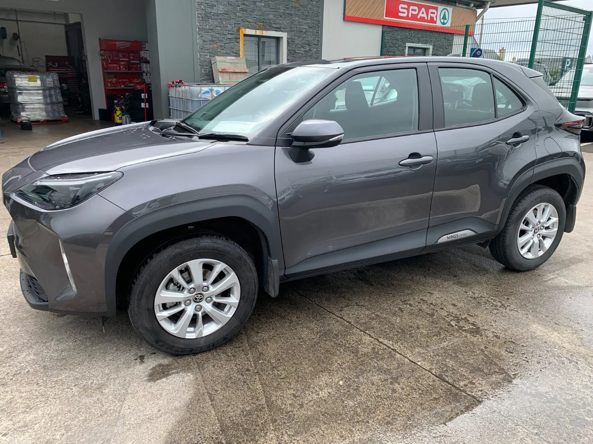 Toyota Yaris Cross Hatchback, Petrol Hybrid, 2024, Grey