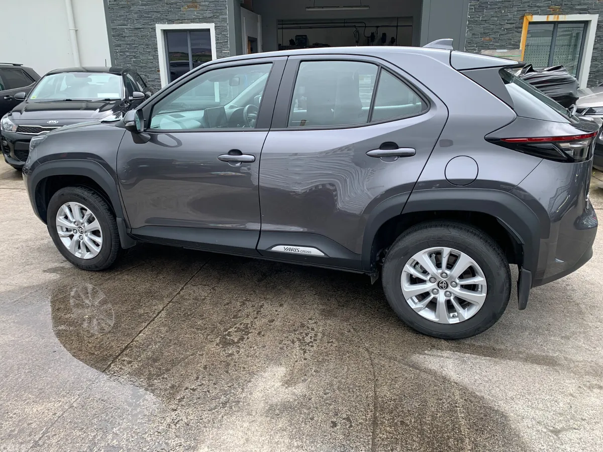 Toyota Yaris Cross Hatchback, Petrol Hybrid, 2024, Grey