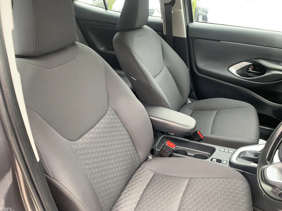 Toyota Yaris Cross Hatchback, Petrol Hybrid, 2024, Grey