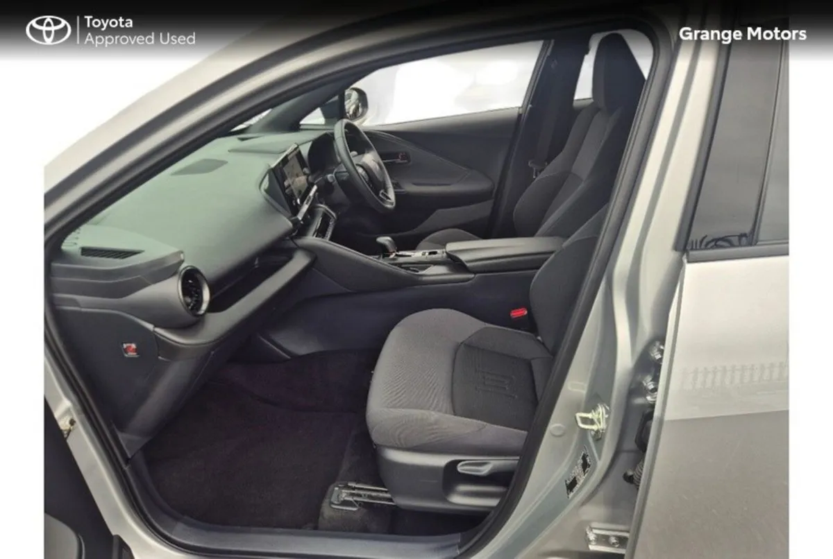 Toyota C-HR SUV, Petrol Hybrid, 2024, Silver