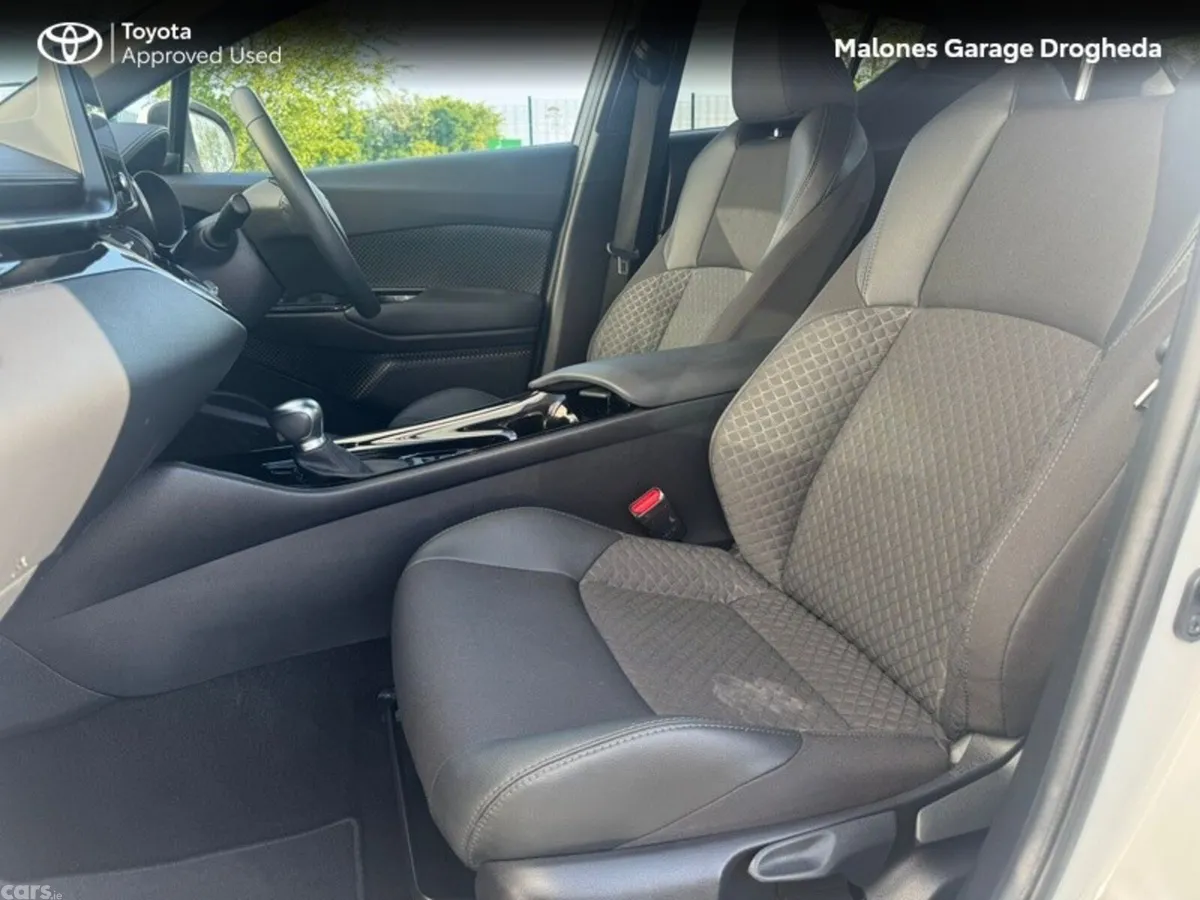 Toyota C-HR SUV, Petrol Hybrid, 2023, White