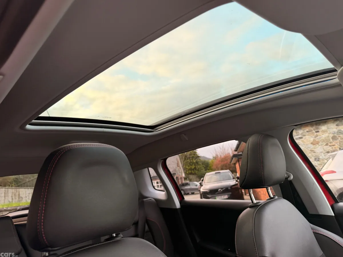 Peugeot 2008 Hatchback, Diesel, 2019, Red