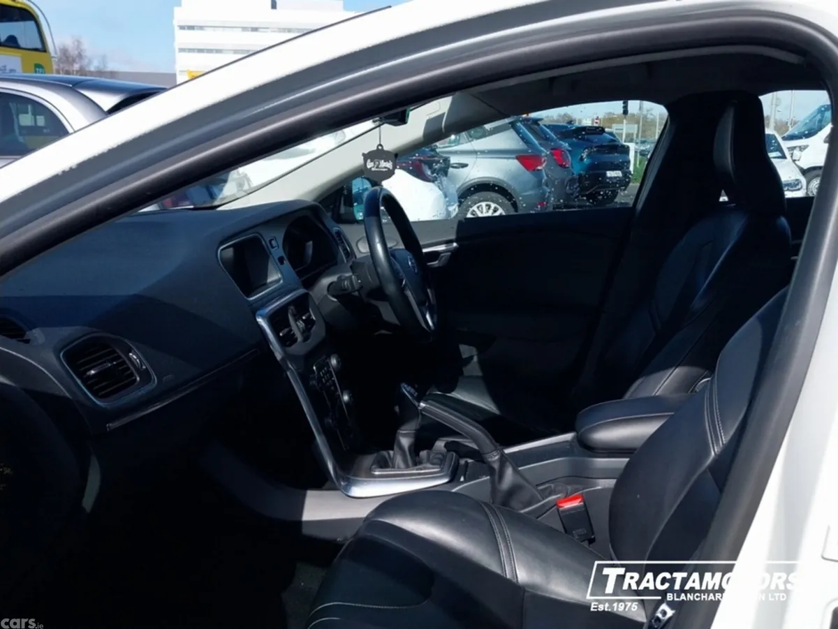 Volvo V40 Hatchback, Diesel, 2014, White