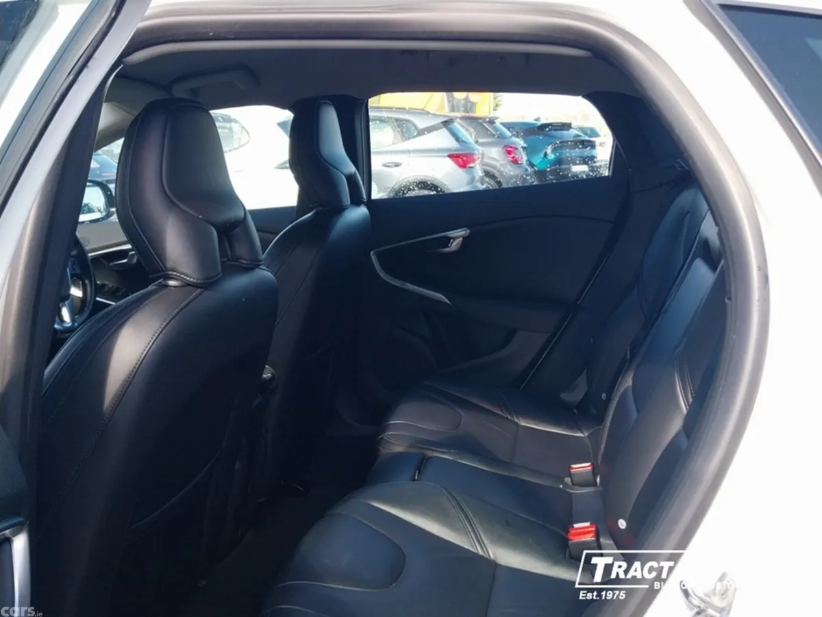 Volvo V40 Hatchback, Diesel, 2014, White