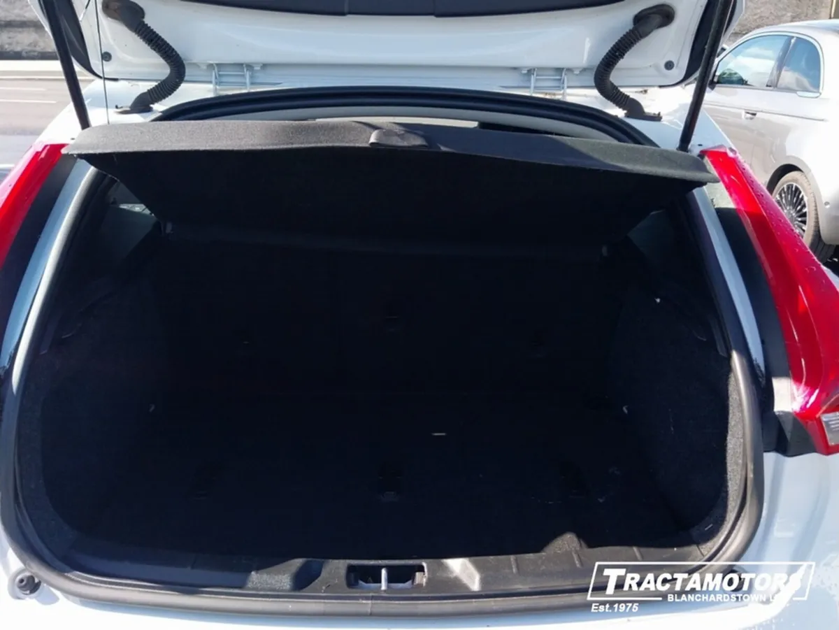 Volvo V40 Hatchback, Diesel, 2014, White