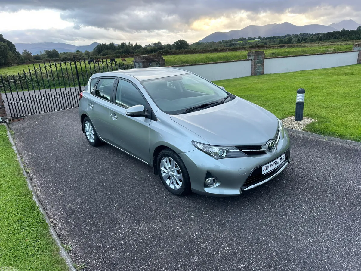 Toyota Auris Hatchback, Diesel, 2015, Grey