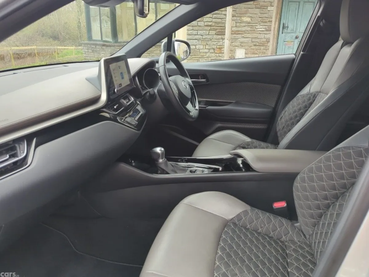 Toyota C-HR SUV, Petrol Hybrid, 2023, Grey