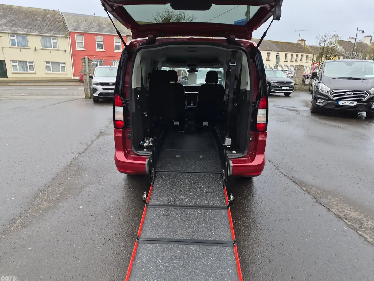 Ford Tourneo Connect MPV, Diesel, 2023, Red