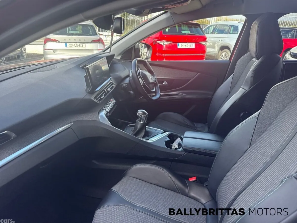 Peugeot 5008 MPV, Diesel, 2022, Red
