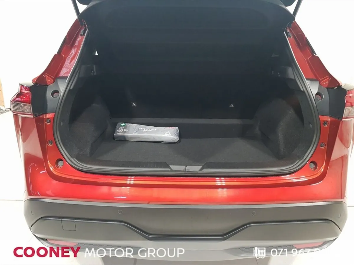 Nissan Qashqai MPV, Petrol, 2022, Red