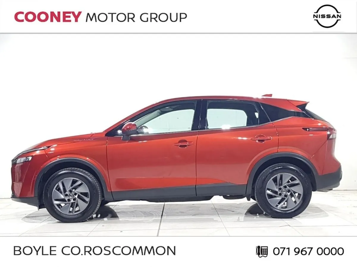 Nissan Qashqai MPV, Petrol, 2022, Red