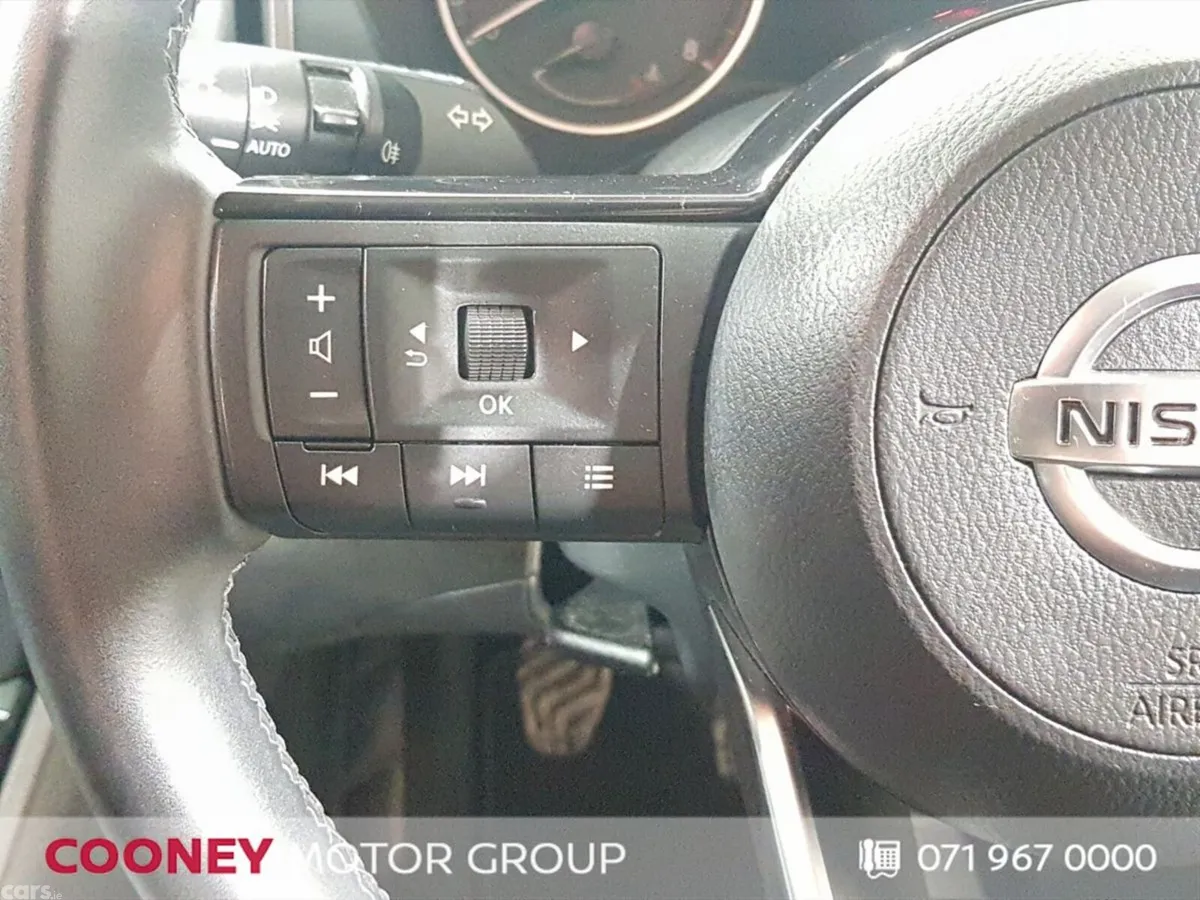 Nissan Qashqai MPV, Petrol, 2022, Red
