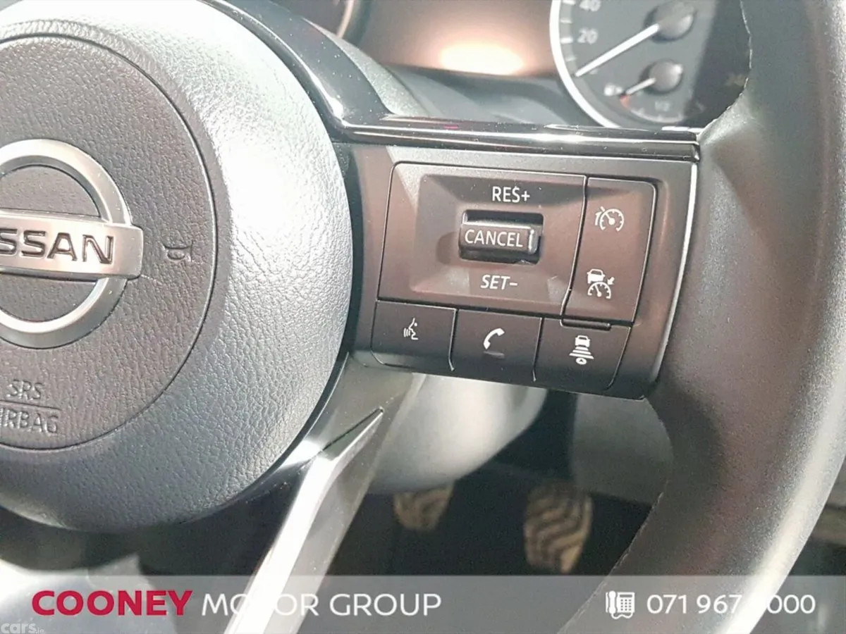 Nissan Qashqai MPV, Petrol, 2022, Red