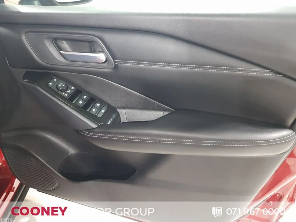 Nissan Qashqai MPV, Petrol, 2022, Red