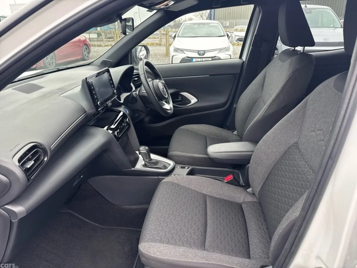 Toyota Yaris Cross Hatchback, Petrol Hybrid, 2023, White