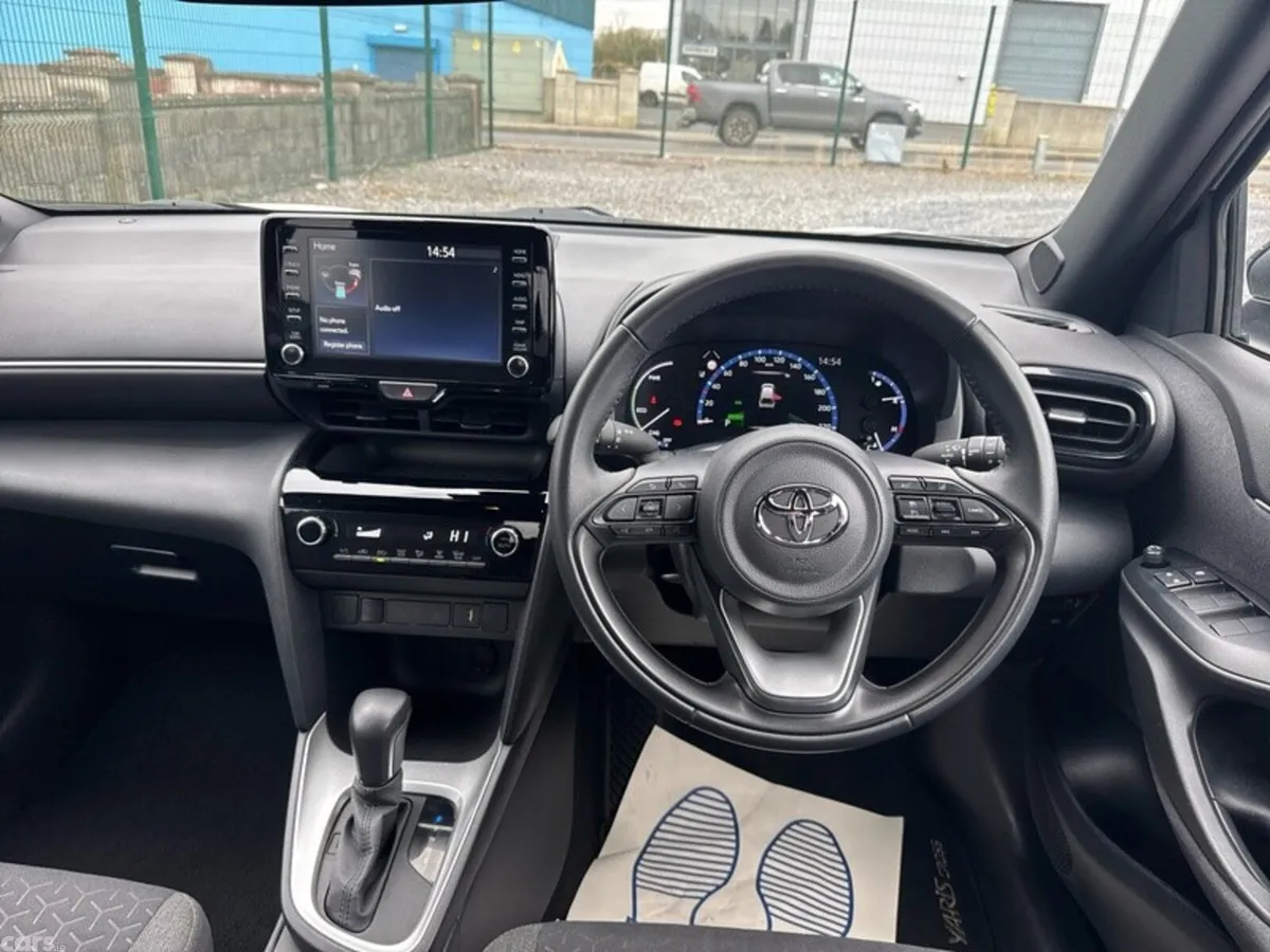 Toyota Yaris Cross Hatchback, Petrol Hybrid, 2023, White