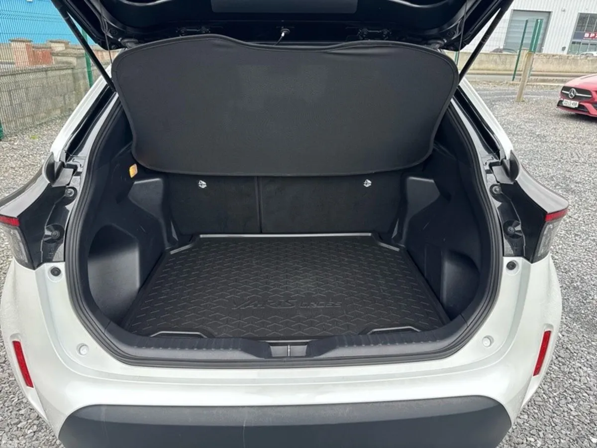 Toyota Yaris Cross Hatchback, Petrol Hybrid, 2023, White