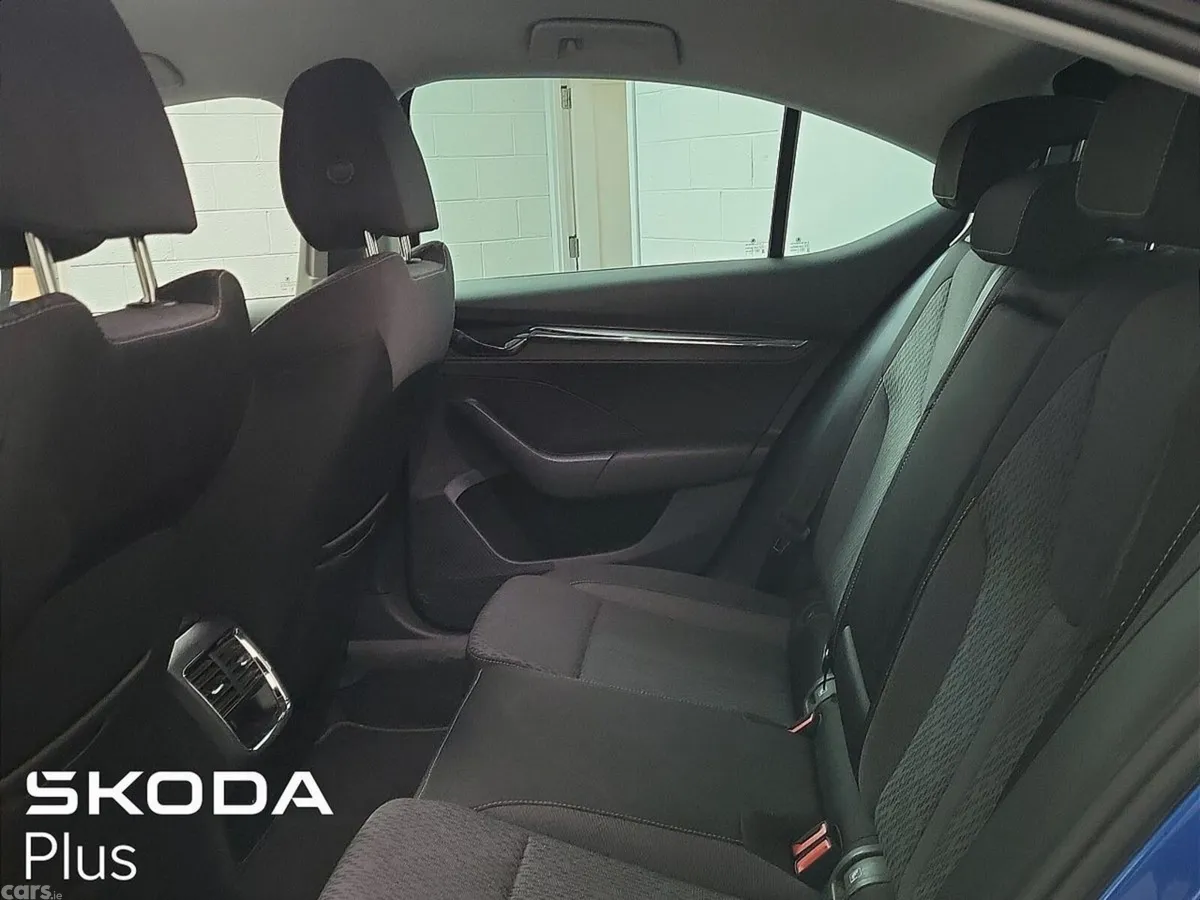 Skoda Octavia Saloon, Petrol, 2023, Blue