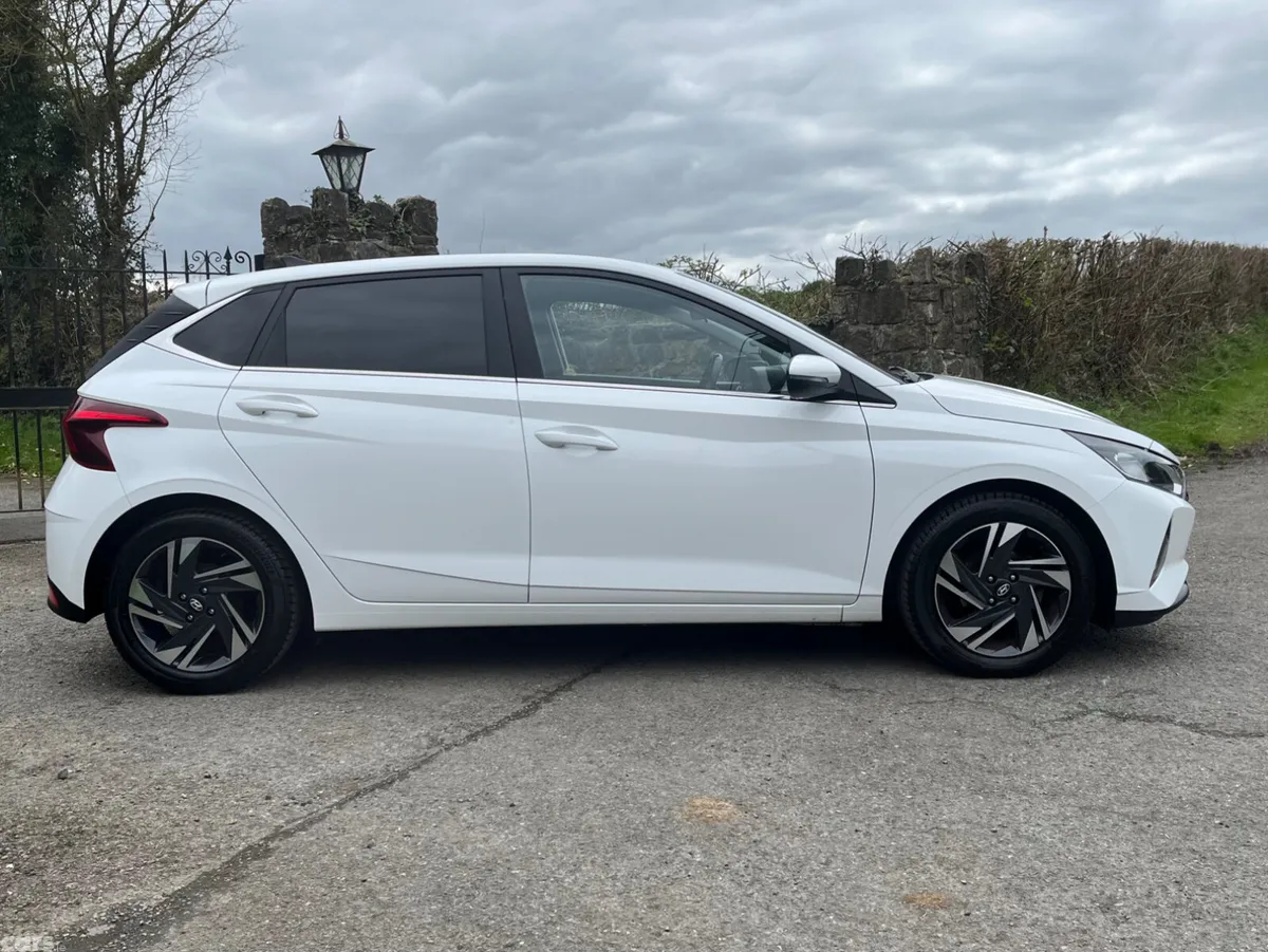 Hyundai i20 Hatchback, Petrol, 2022, White