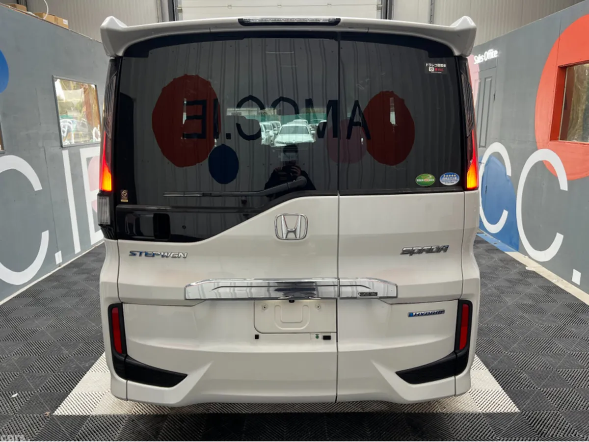 Honda Stepwagon MPV, Petrol Hybrid, 2018, White
