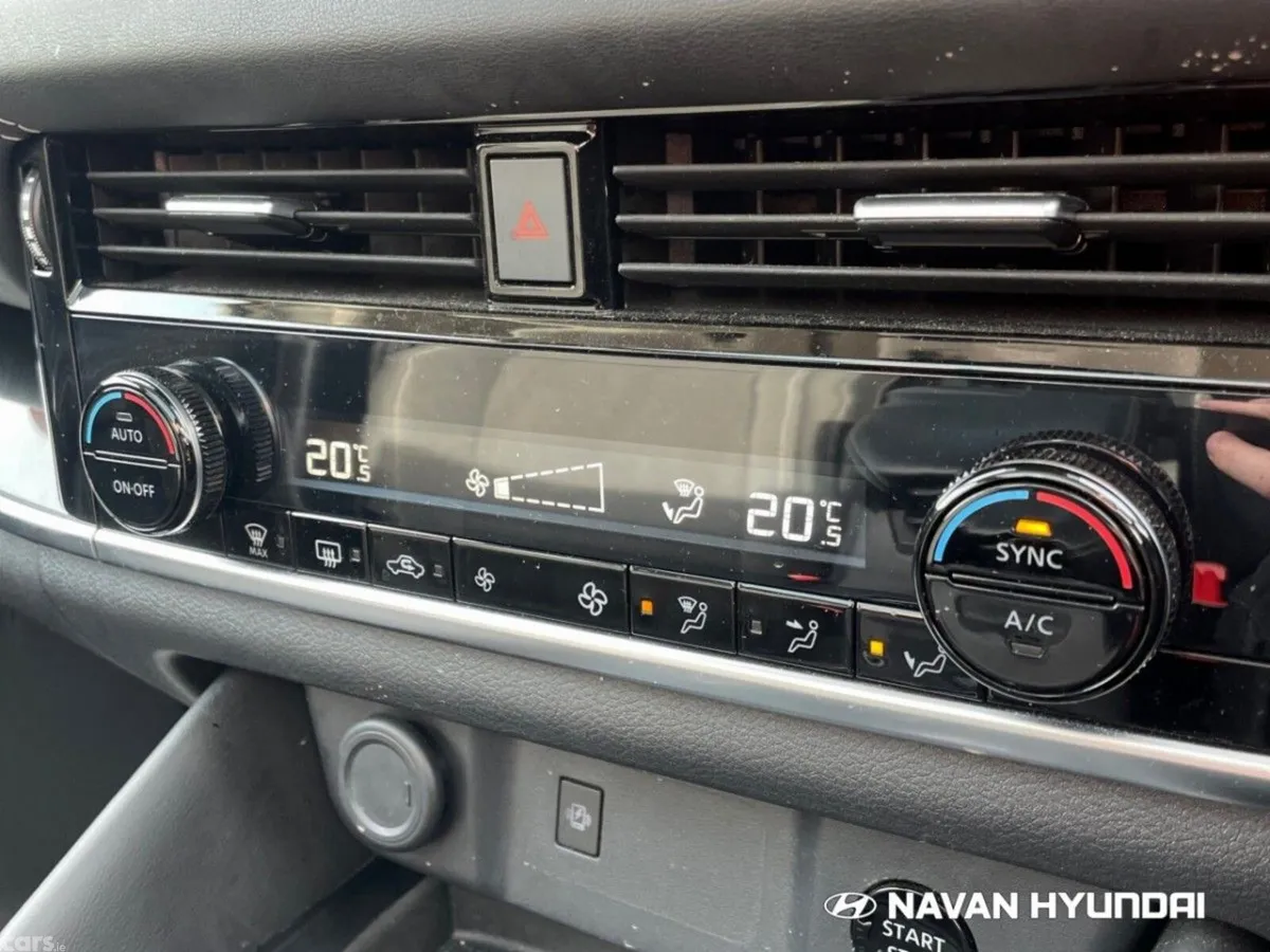 Nissan Qashqai MPV, Petrol Hybrid, 2023, Red
