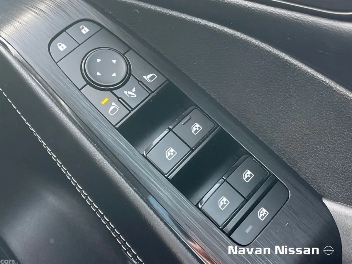 Nissan Qashqai MPV, Petrol Hybrid, 2023, Red