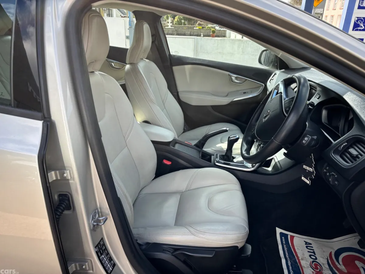 Volvo V40 Hatchback, Diesel, 2018, Brown