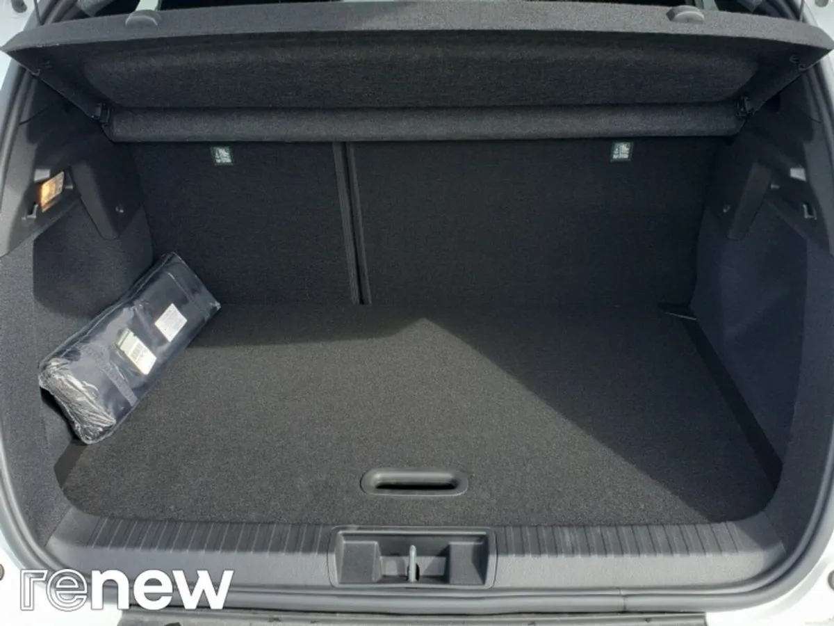 Renault Captur Hatchback, Petrol, 2025, White