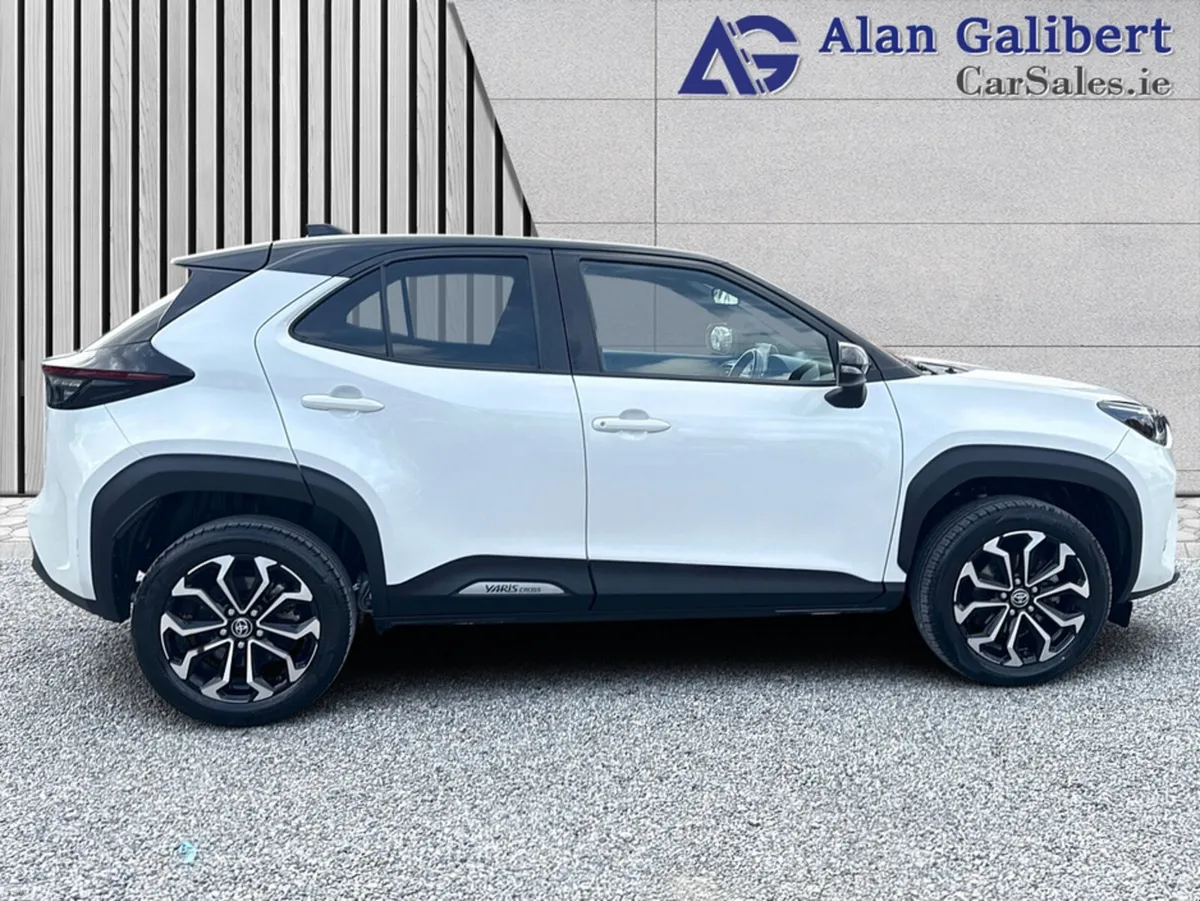 Toyota Yaris Cross Hatchback, Petrol Hybrid, 2023, White