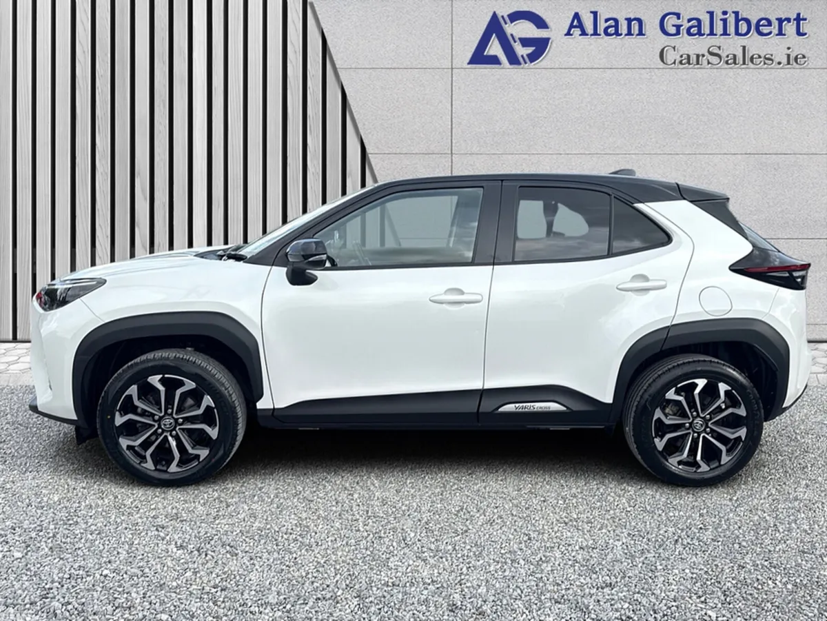 Toyota Yaris Cross Hatchback, Petrol Hybrid, 2023, White