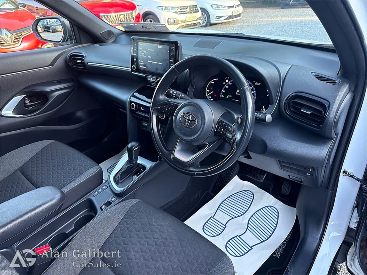 Toyota Yaris Cross Hatchback, Petrol Hybrid, 2023, White