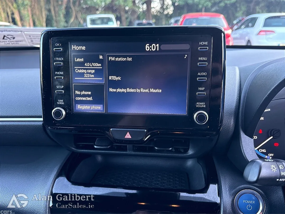 Toyota Yaris Cross Hatchback, Petrol Hybrid, 2023, White